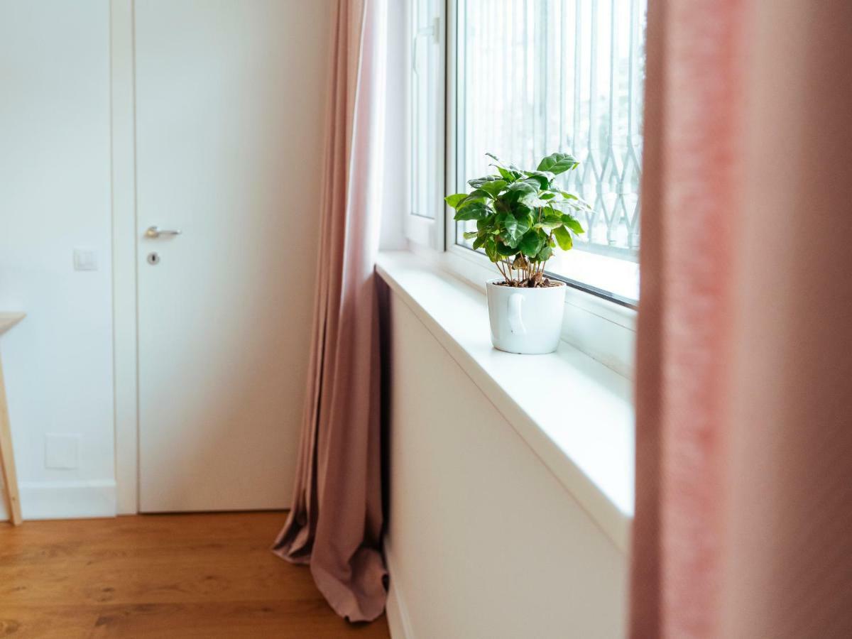 Boutique Luxury Flats - La Maison Du Petit Paris Bukares Bagian luar foto