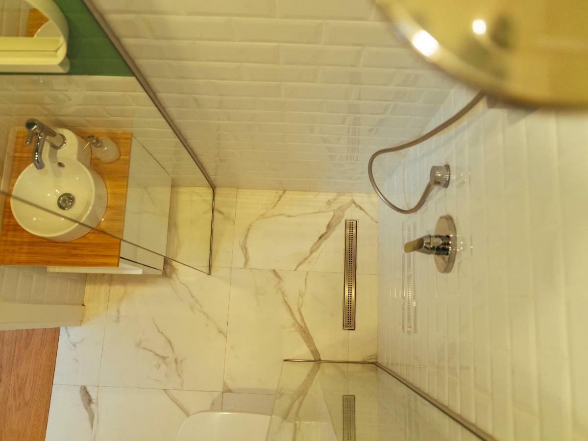 Boutique Luxury Flats - La Maison Du Petit Paris Bukares Bagian luar foto