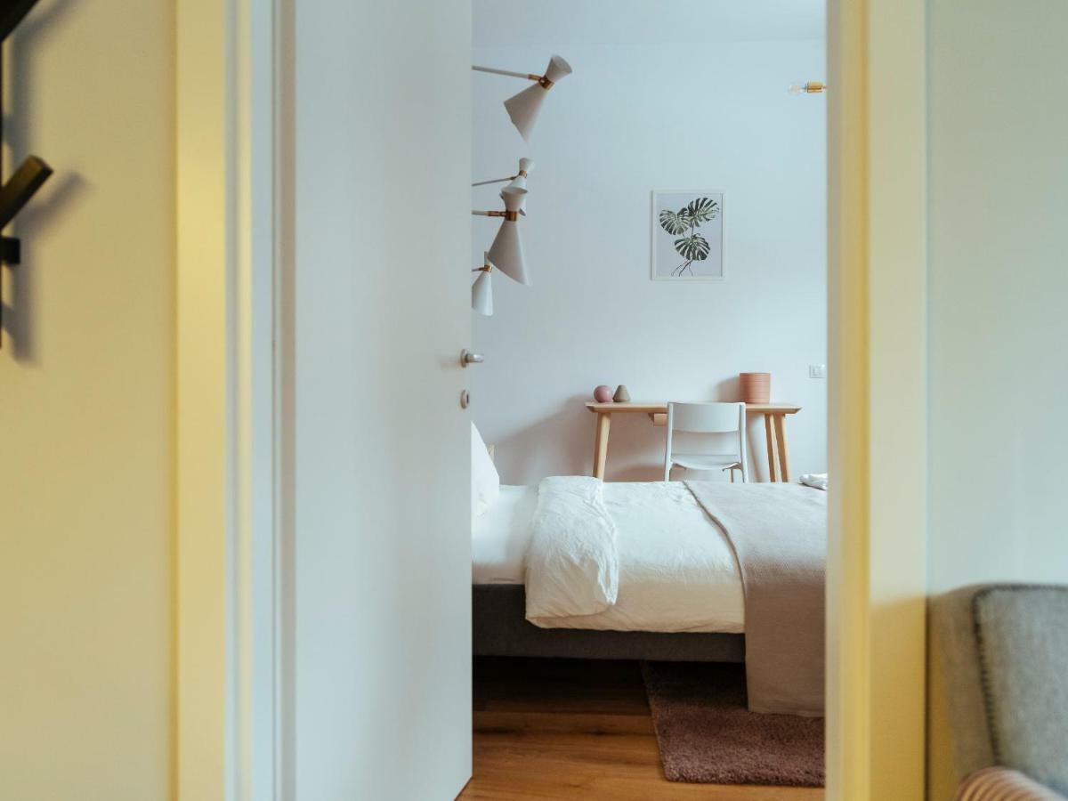 Boutique Luxury Flats - La Maison Du Petit Paris Bukares Bagian luar foto